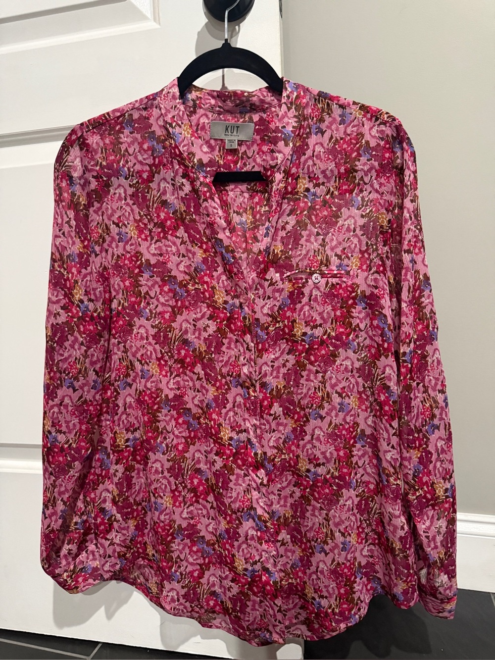Kut from the Kloth Pink Floral V-Neck Long Sleeve Blouse
